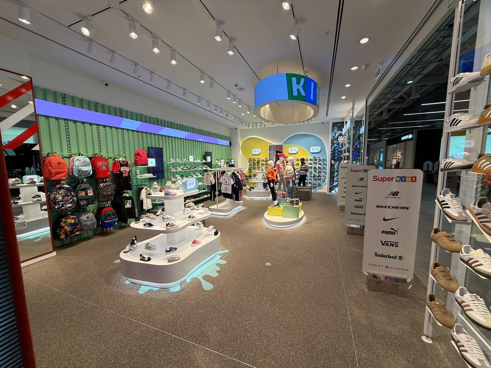 Mağaza aydınlatması uzmanı tarafından tasarlanan, ayarlanabilir spot ışıkları ve reyon aydınlatmalarıyla donatılmış modern bir giyim butiğinin iç mekan görüntüsü, Istanbul.